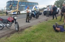 Accidente de una moto y un micro en Ruta 2