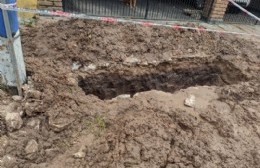 ABSA le hizo un desastre en la vereda y no volvieron más: Dejaron un pozo que parece una tumba