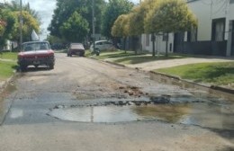 Enorme pozo producto de una pérdida de agua