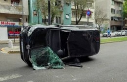 Fuerte choque en 2 y 60: Un auto terminó volcado