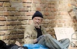 Preocupación de vecinos por un hombre en situación de calle que pernocta en el hall del edificio