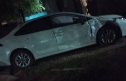 Accidente entre un auto y una moto casi provoca una tragedia cuando uno termino en la vereda
