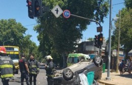 Choque, vuelco y muerte en Barrio Hipódromo