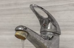 Ocurre cada verano: El sobreconsumo exige equipos, corte de luz y cuando vuelve no hay agua