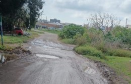 Repiten quejas sobre una esquina sin solución: Baches y acumulación de agua