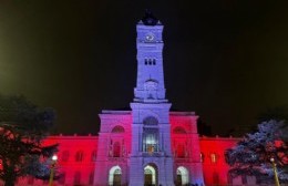 El Palacio Municipal se iluminó de rojo y blanco en homenaje al título de Estudiantes de La Plata