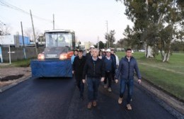 Con la pavimentación del ingreso a la localidad, Alak puso en marcha el plan de obras en Arturo Seguí