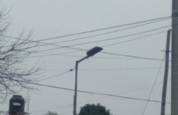 Vecinos ya no saben qué hacer para que les arreglen las luces