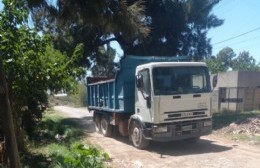 El paso de camiones hace que se levante polvo y deben vivir con las puertas cerradas