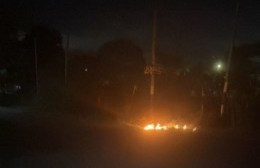 "Los vecinos prenden fuego la basura porque no se la llevan" dijo vecino de 90 y 118