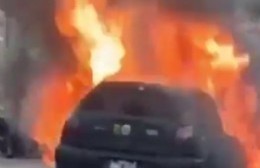 Incendio de un auto en 13 y 79: Habría sido intencional