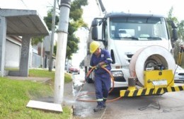 Ante la alerta amarilla limpiaron sumideros: Preocupa a los vecinos la situación de los que están tapados en la región