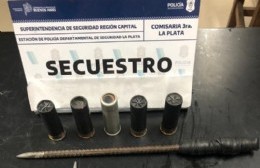 Se enganchó en un alambre de púas y no pudo robar