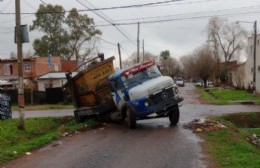 Un camionero se encajó en 13 y 89: Permaneció allí un largo rato hasta poder ser retirado