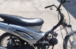 Iban en moto robada: El menor salió enseguida