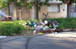 Vecinos no saben más qué hacer: Se formó un basural en pleno casco por acción de un grupo de vecinos