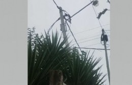 13 y 98: Un poste está a punto de caerse sobre una casa