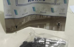 Se levantó y encontró un revolver en el patio de la casa