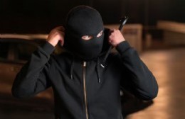 Delincuentes llaman a la puerta diciendo que son mensajeros con plata