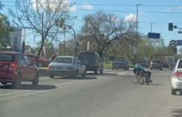 Temen por la integridad de un hombre que pide en silla de ruedas en un peligroso cruce