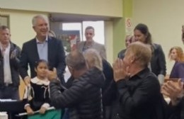 Entre aplausos y muchos abrazos recibieron a Alak en Villa Elvira