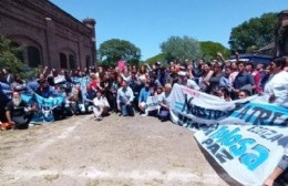 Victoria Tolosa Paz en Tolosa junto a militantes