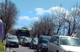Bronca de vecinos porque el colectivo no les para en horas pico en 7 y 76