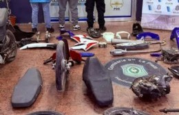 Lo persiguió la policía y se metió en una casa llena de moto partes