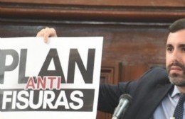 El edil quiere construir un muro "antifisura" del conurbano apuntado como persona non grata
