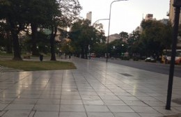 Preocupa el piso de las plazas por la falta de adherencia cuando están mojadas