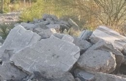 Vecina de Los Hornos denunció que operarios de la comuna dejaron pedazos de veredas en un basural