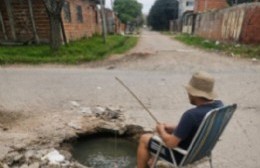 Vecinos salen a visibilizar de cualquier forma el bache de 5 y 99
