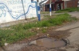 Una pérdida de agua provocó la rotura del pavimento y se agranda día a día