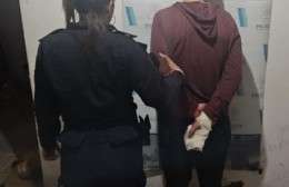 Entró a robar y se lastimó las manos, la panza y el cuero cabelludo con la reja