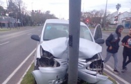 Camino Centenario: Una mujer incrustó su auto contra una columna de alumbrado