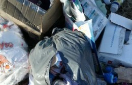 El rompe bolsa: Se abrió el debate sobre un joven que busca comida rompiendo los plásticos