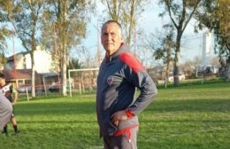 Le pasó los botines a un jugador y el DT siguió el partido descalzo