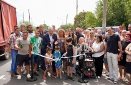 Alak estuvo ayer en barrio Monasterio para inaugurar una nueva carpeta asfáltica