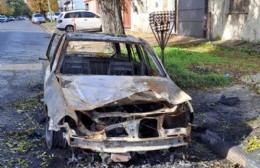 Prendieron fuego un auto en 4 y 76