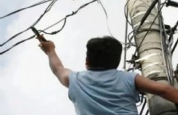 Vecinos están que explotan por los reiterados cortes de luz y salida de servicio