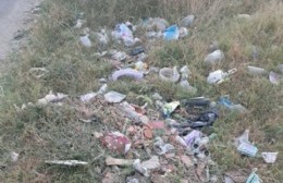 Complicada vista de avenida 90 y 116 por el pasto largo y la mugre acumulada