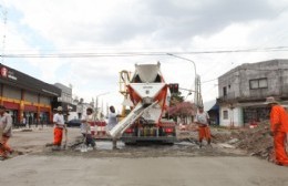 Los Hornos: Amplían la pavimentación de la avenida 60