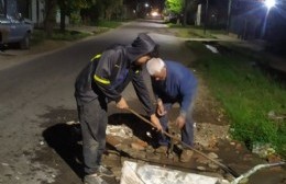 Gomeros del Barrio Palihue arreglan la 122 a diario