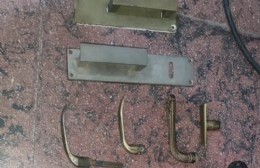 Se afanó 9 picaportes y fue detenido
