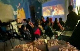 Niños de un barrio local asistieron a un cine comunitario: Los recibieron con pochoclos