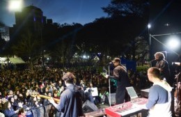 Dante Spinetta hizo vibrar a una multitud de vecinos y deslumbró con un show gratuito en Plaza Rocha