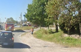 Por falta de veredas: Infinidad de vecinos caminan por el borde de la Ruta 11