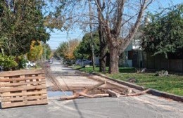 Vecinos cortan una calle para evitar accidentes ante un tremendo pozo