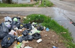 Tiran la basura en cualquier lado y el barrio sufre de cruces de calles tapados por la mugre