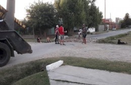 Vecinos salieron a arreglar las calles